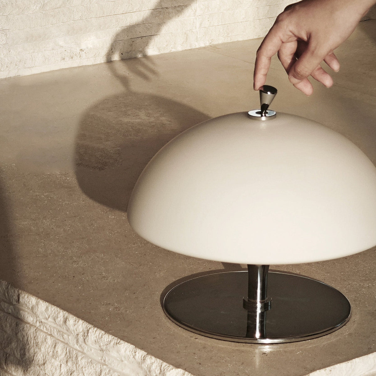 Lampa stołowa Auret z wbudowaną baterią
