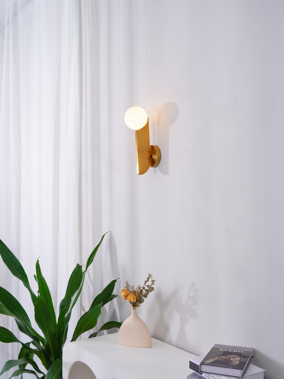 Liorarelle kinkiet ze szkła o kulistym kształcie w smukłej, rzeźbiarskiej obudowie