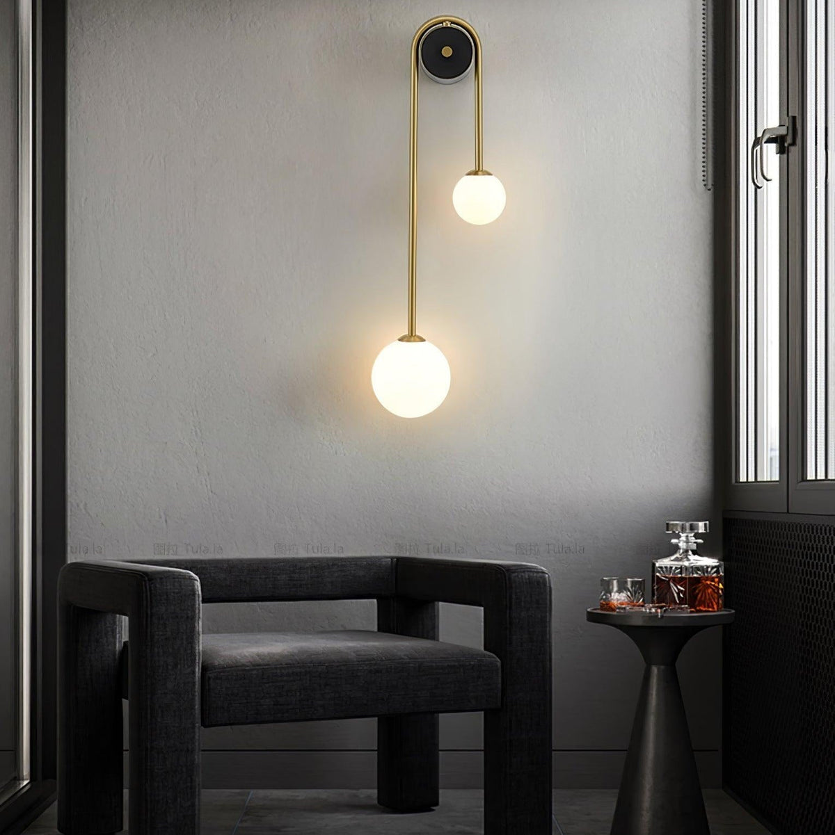 Elaro mosiężna lampa ścienna z łukowatą ramą