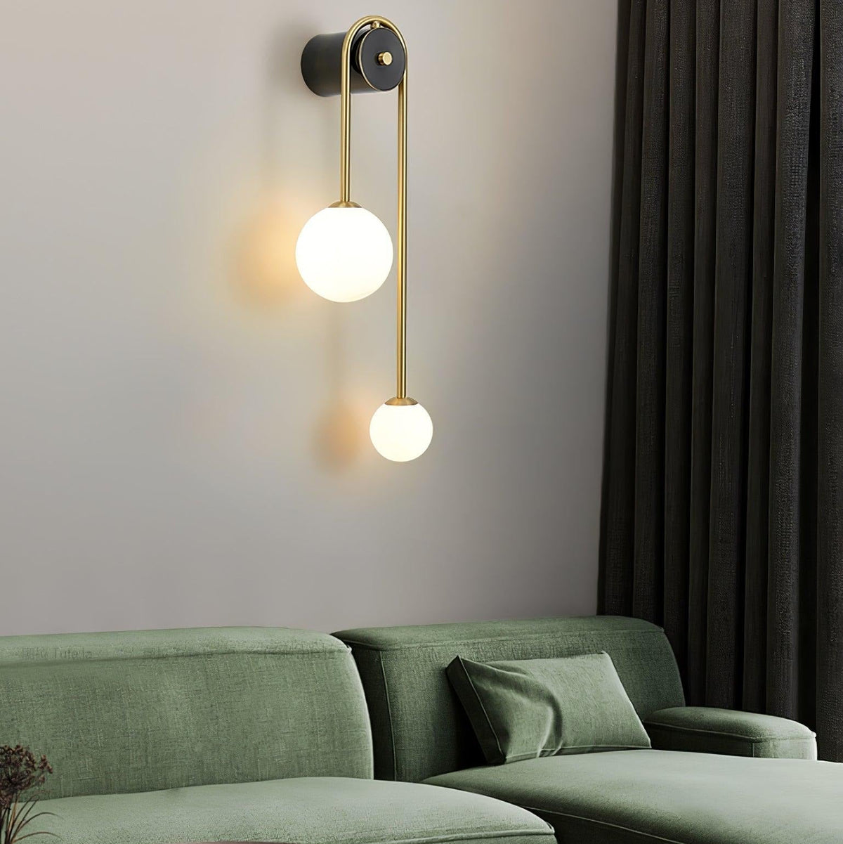 Elaro mosiężna lampa ścienna z łukowatą ramą