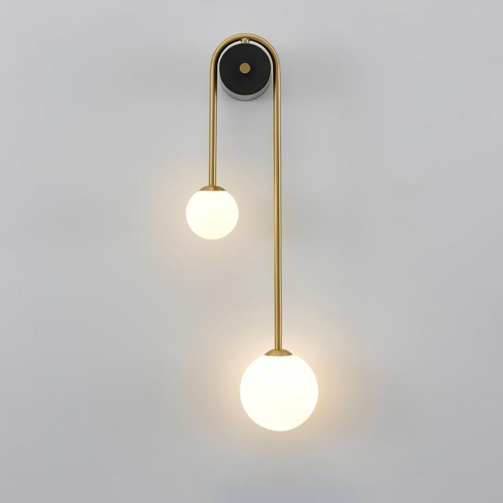 Elaro mosiężna lampa ścienna z łukowatą ramą