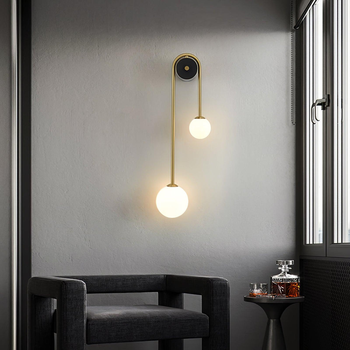 Elaro mosiężna lampa ścienna z łukowatą ramą