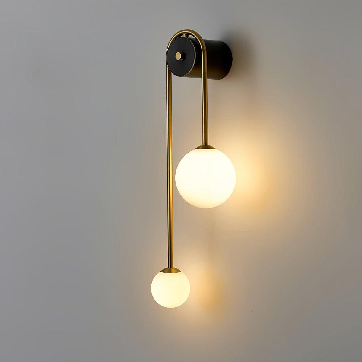 Elaro mosiężna lampa ścienna z łukowatą ramą