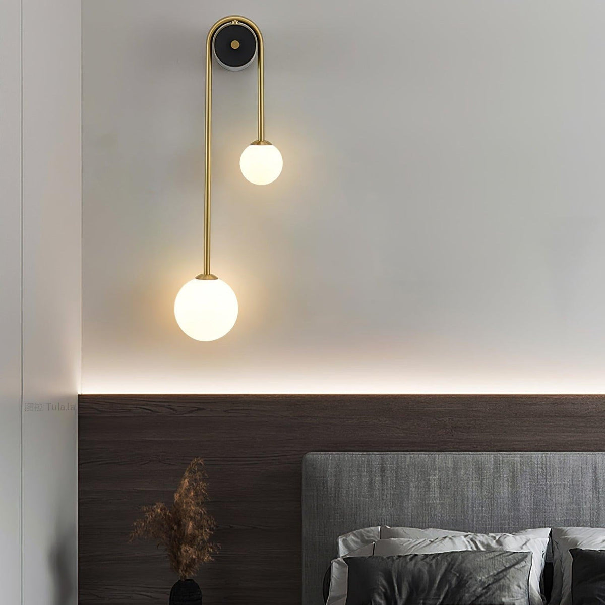 Elaro mosiężna lampa ścienna z łukowatą ramą