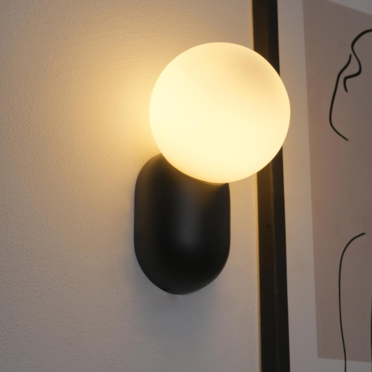 Nelo minimalistyczny kinkiet kulisty