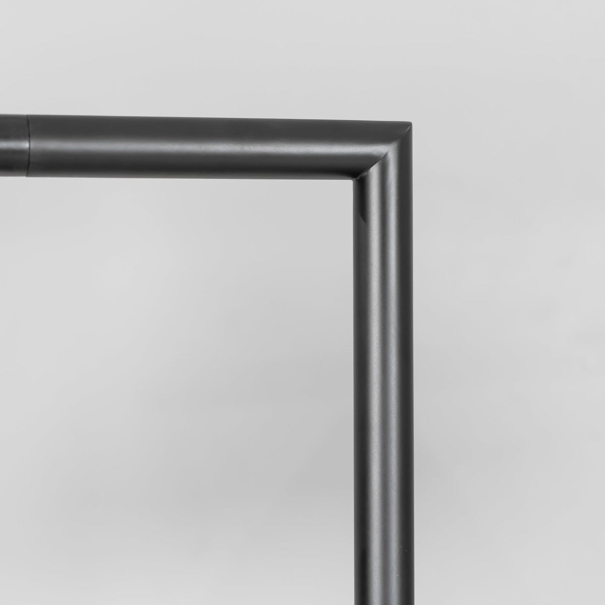 Nell minimalistyczna lampa stojąca