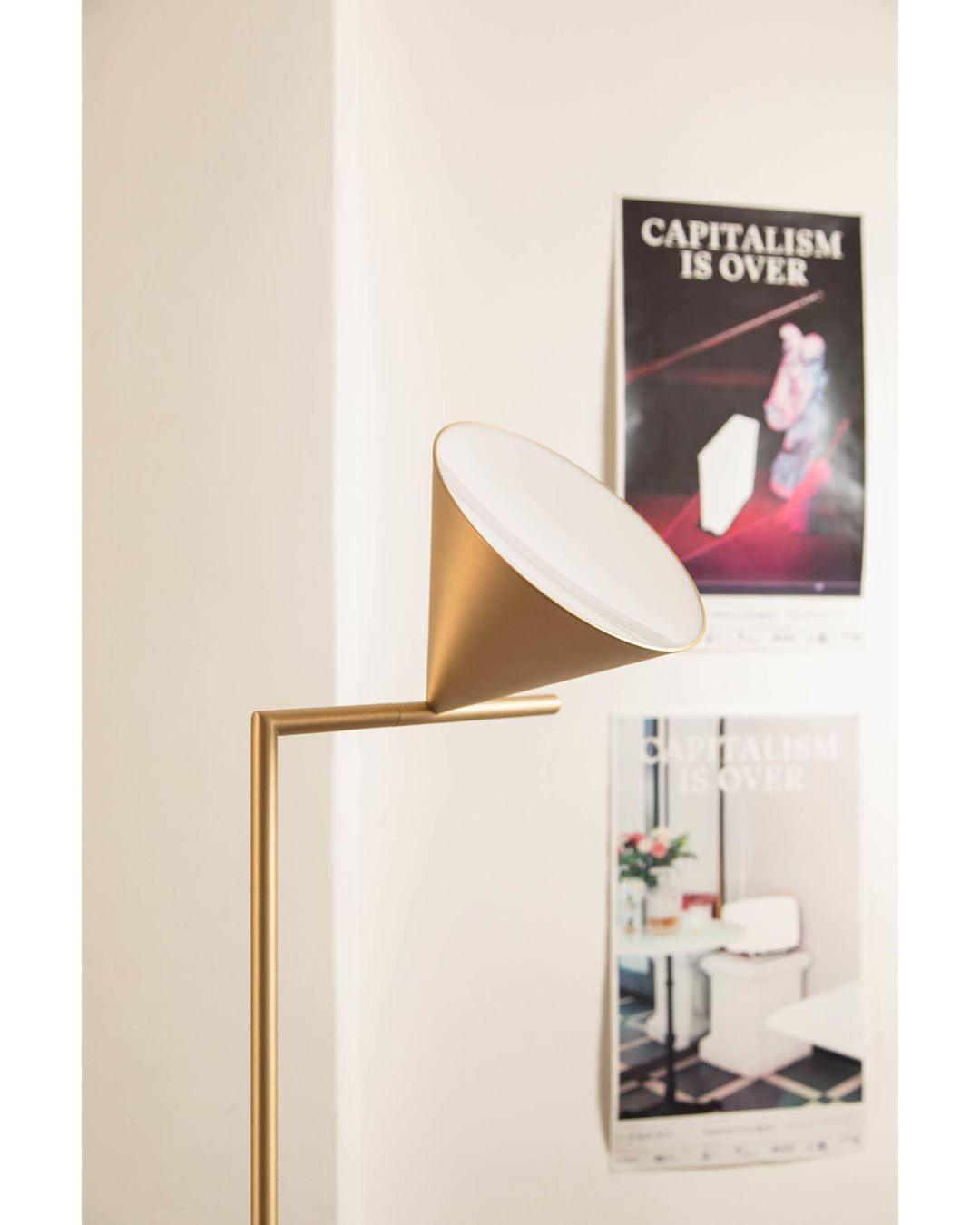 Nell minimalistyczna lampa stojąca