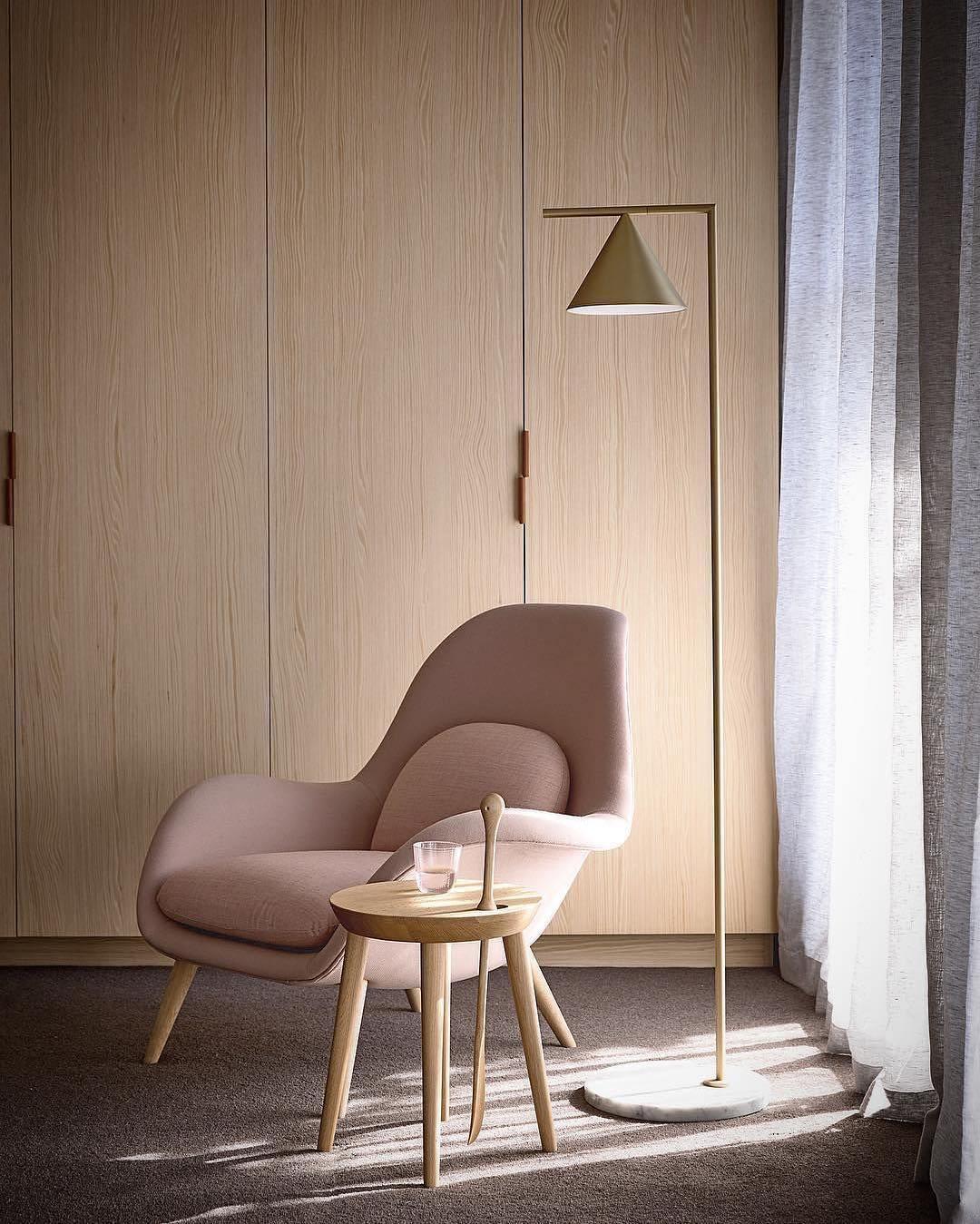 Nell minimalistyczna lampa stojąca