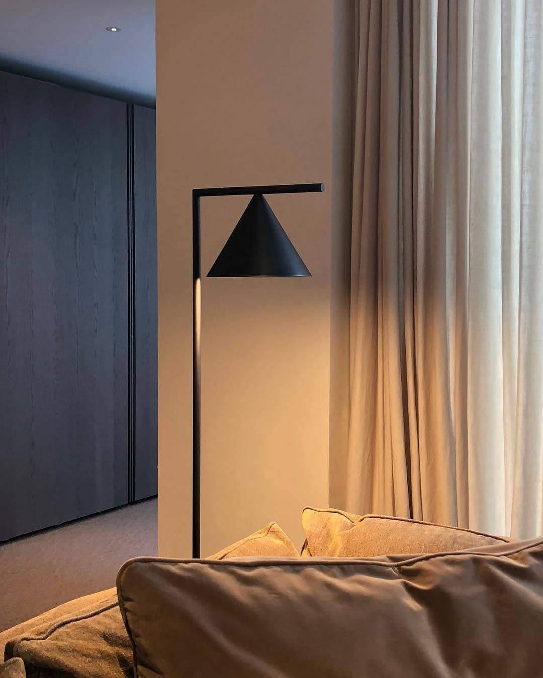 Nell minimalistyczna lampa stojąca