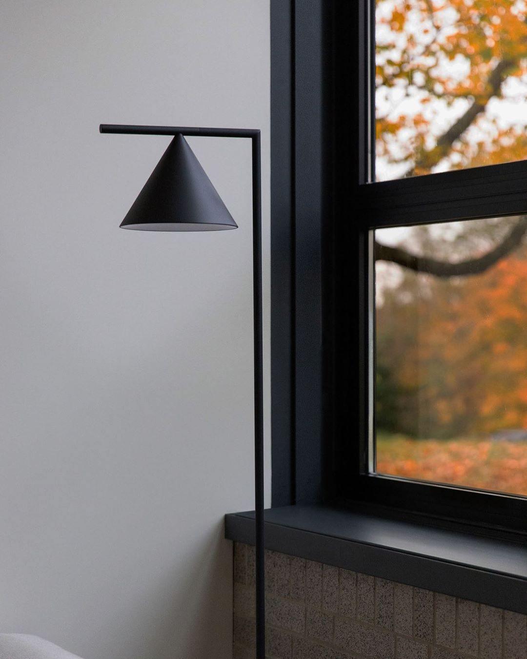 Nell minimalistyczna lampa stojąca