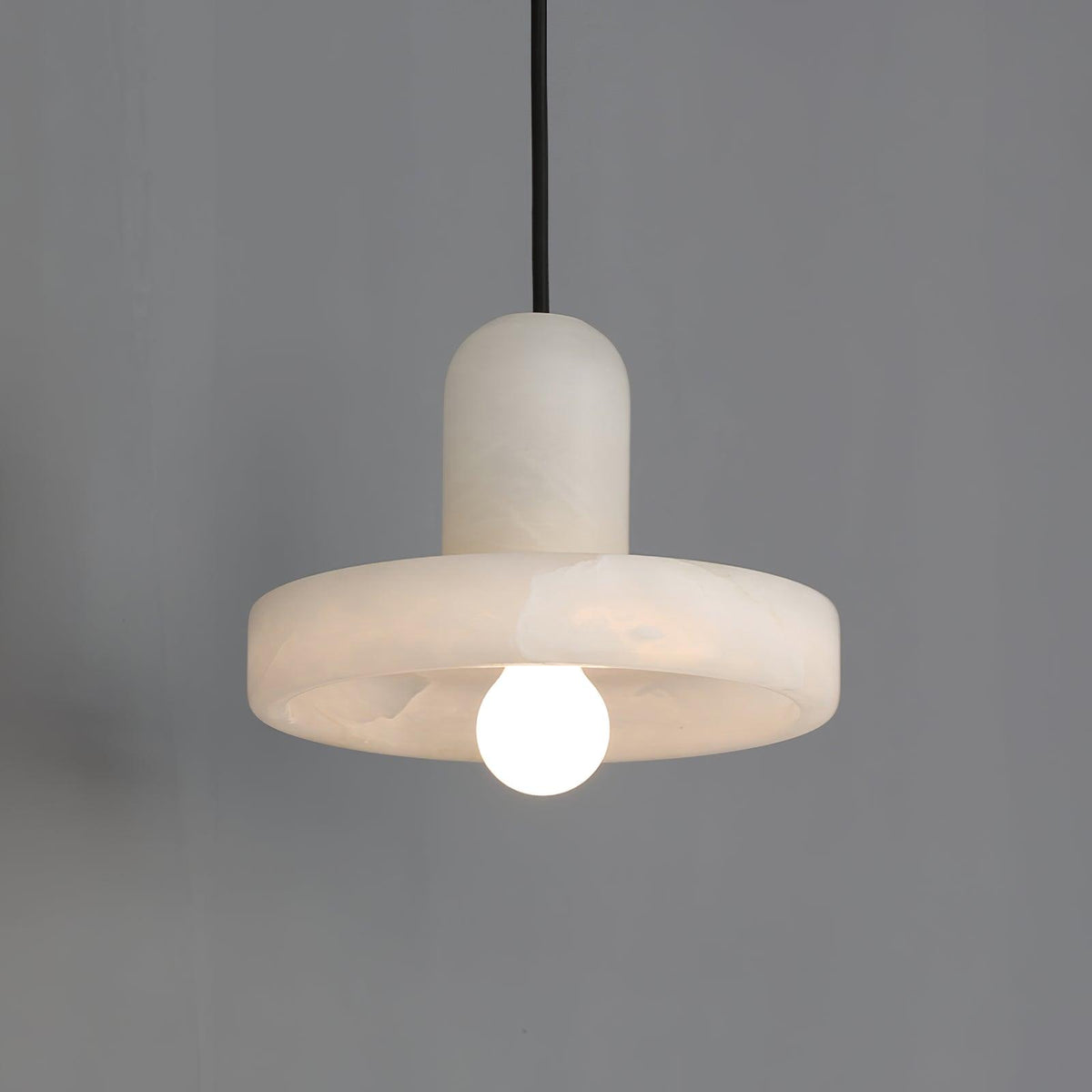 Eirven wisząca lampa ze szkła alabastrowego w układzie nakładkowym