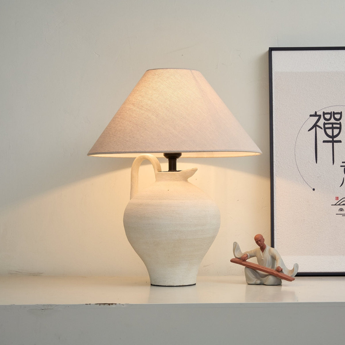 Lampa stołowa w kształcie dzbanka ceramicznego