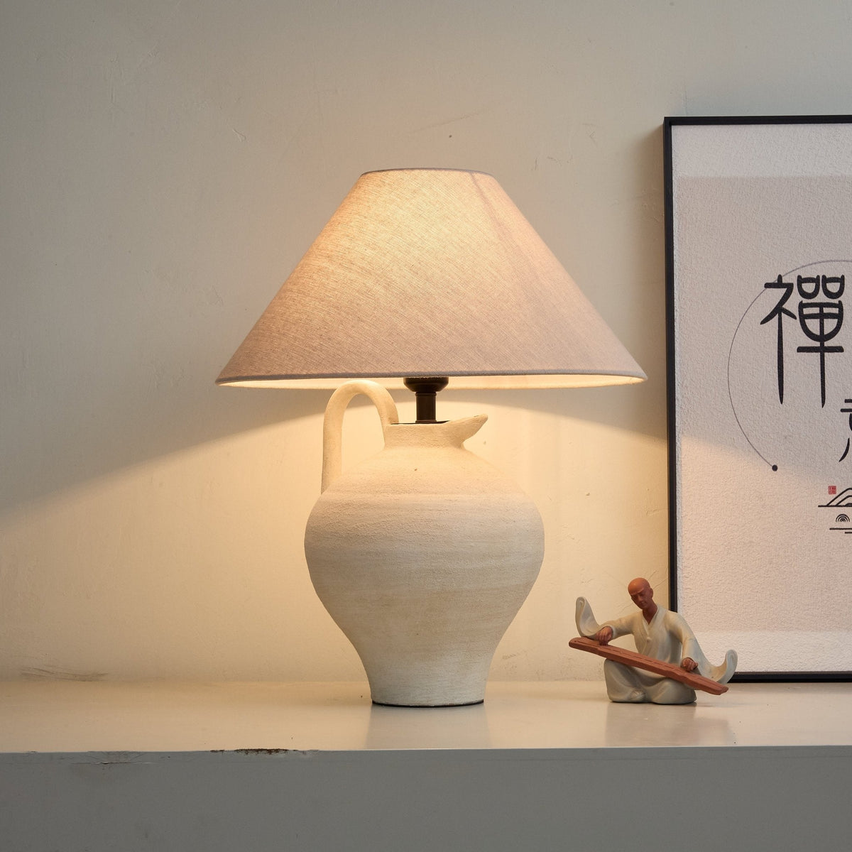 Lampa stołowa w kształcie dzbanka ceramicznego