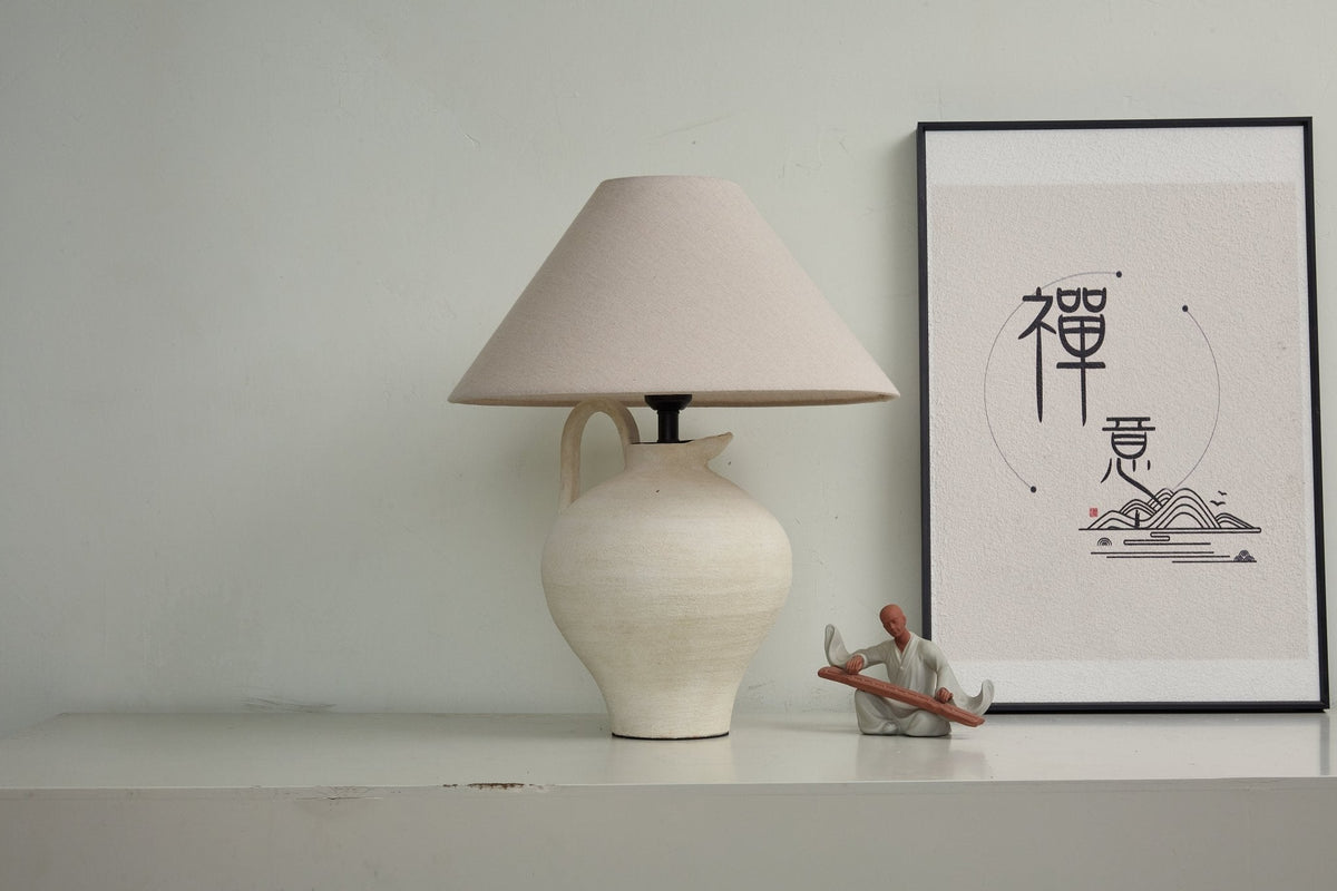 Lampa stołowa w kształcie dzbanka ceramicznego