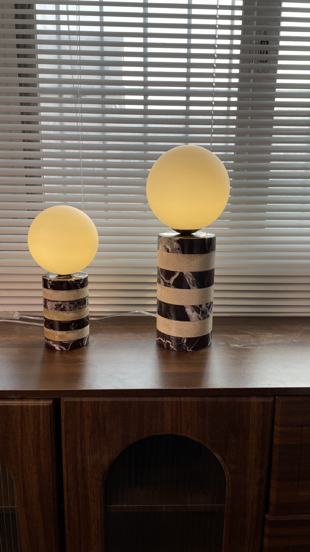 Lampa stołowa Charade z marmuru