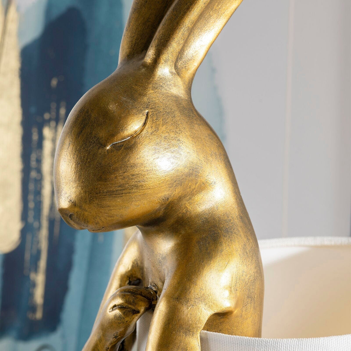 Lampa stołowa z figurką złotego królika