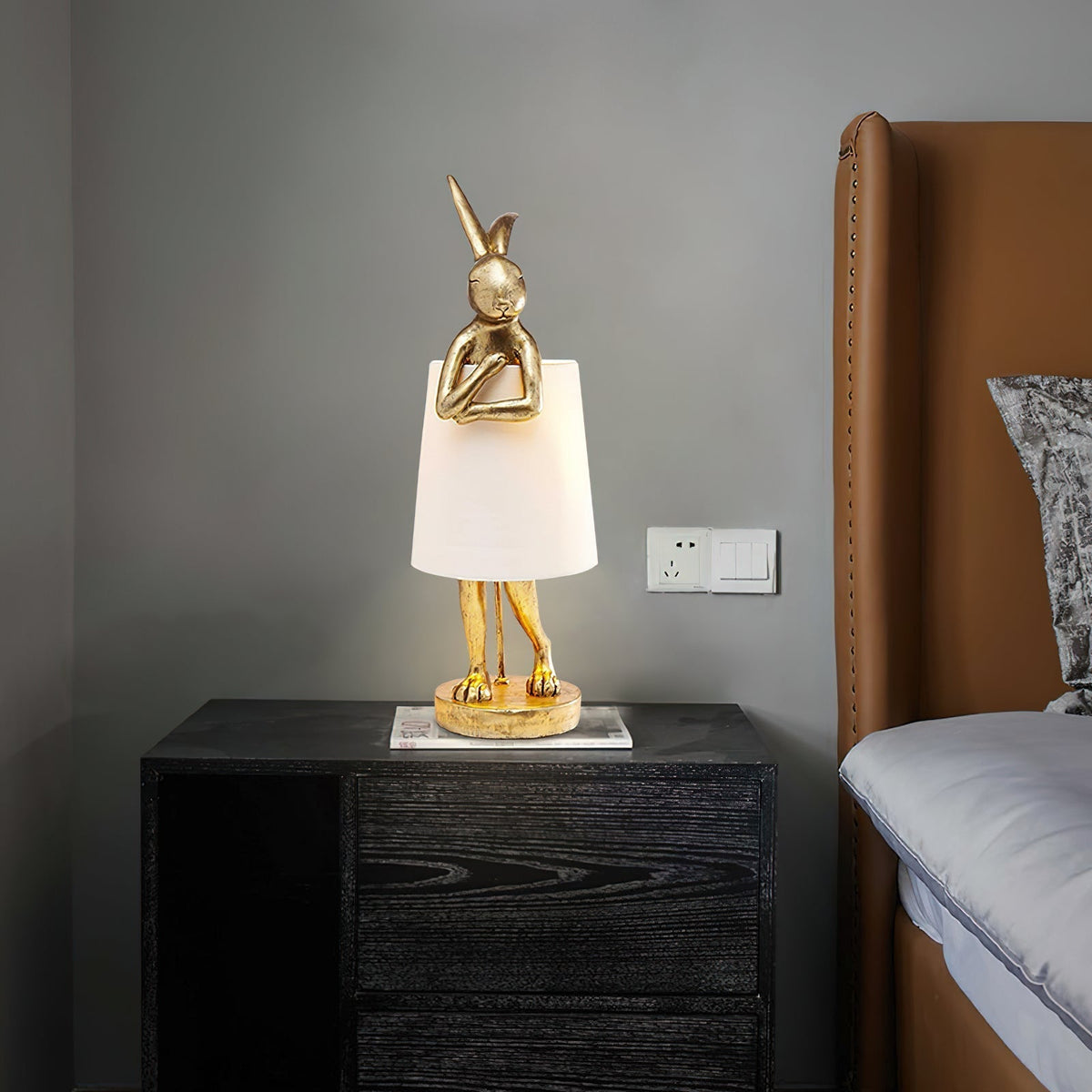 Lampa stołowa z figurką złotego królika