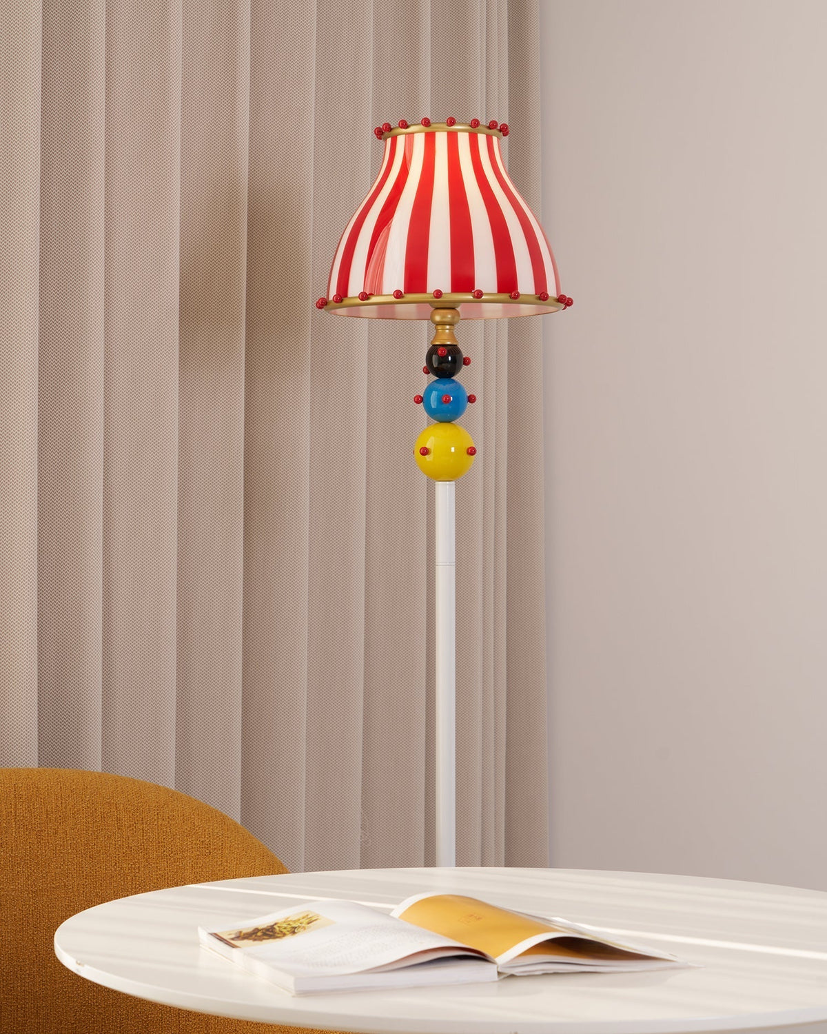 Teriaaine lampa stojąca