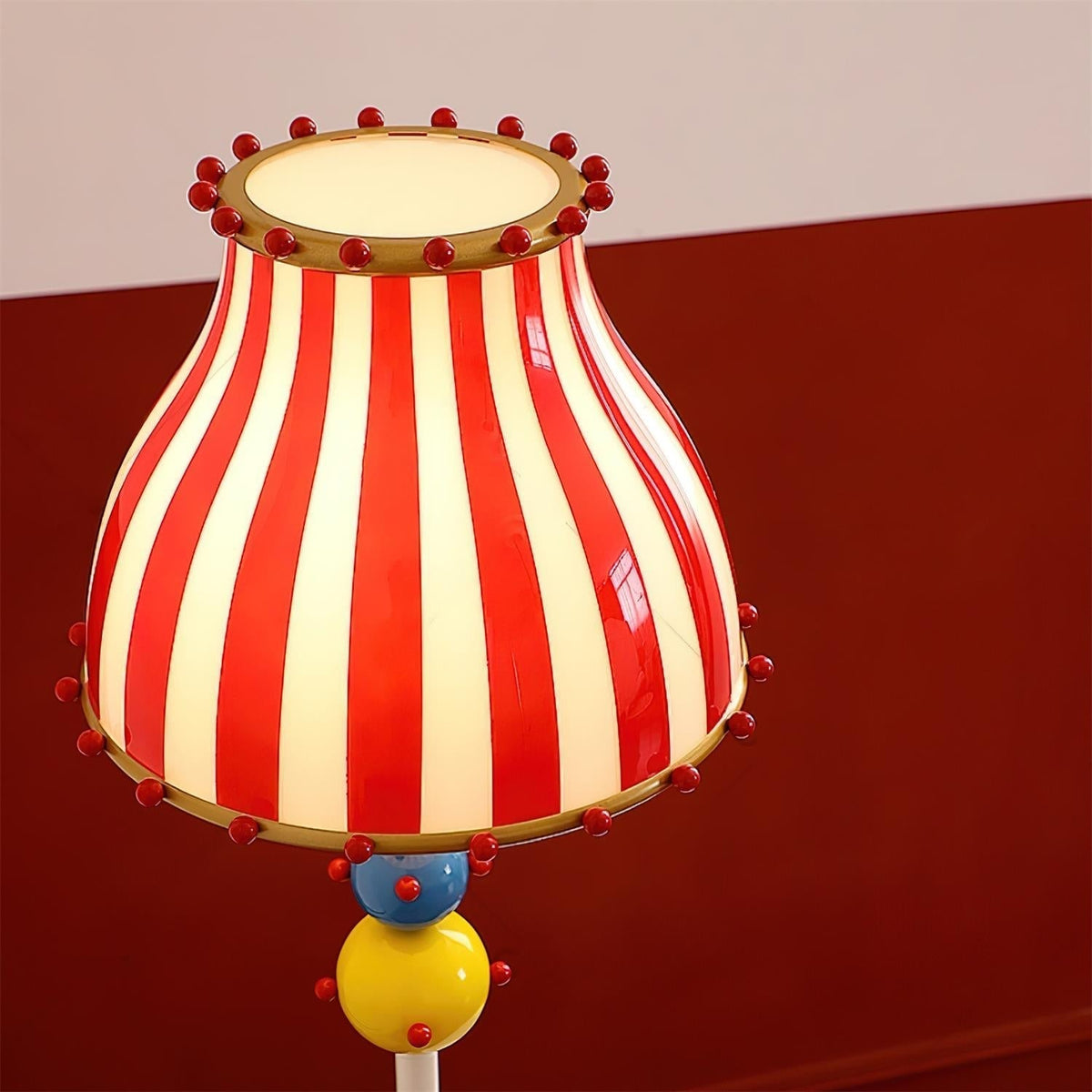 Teriaaine lampa stojąca
