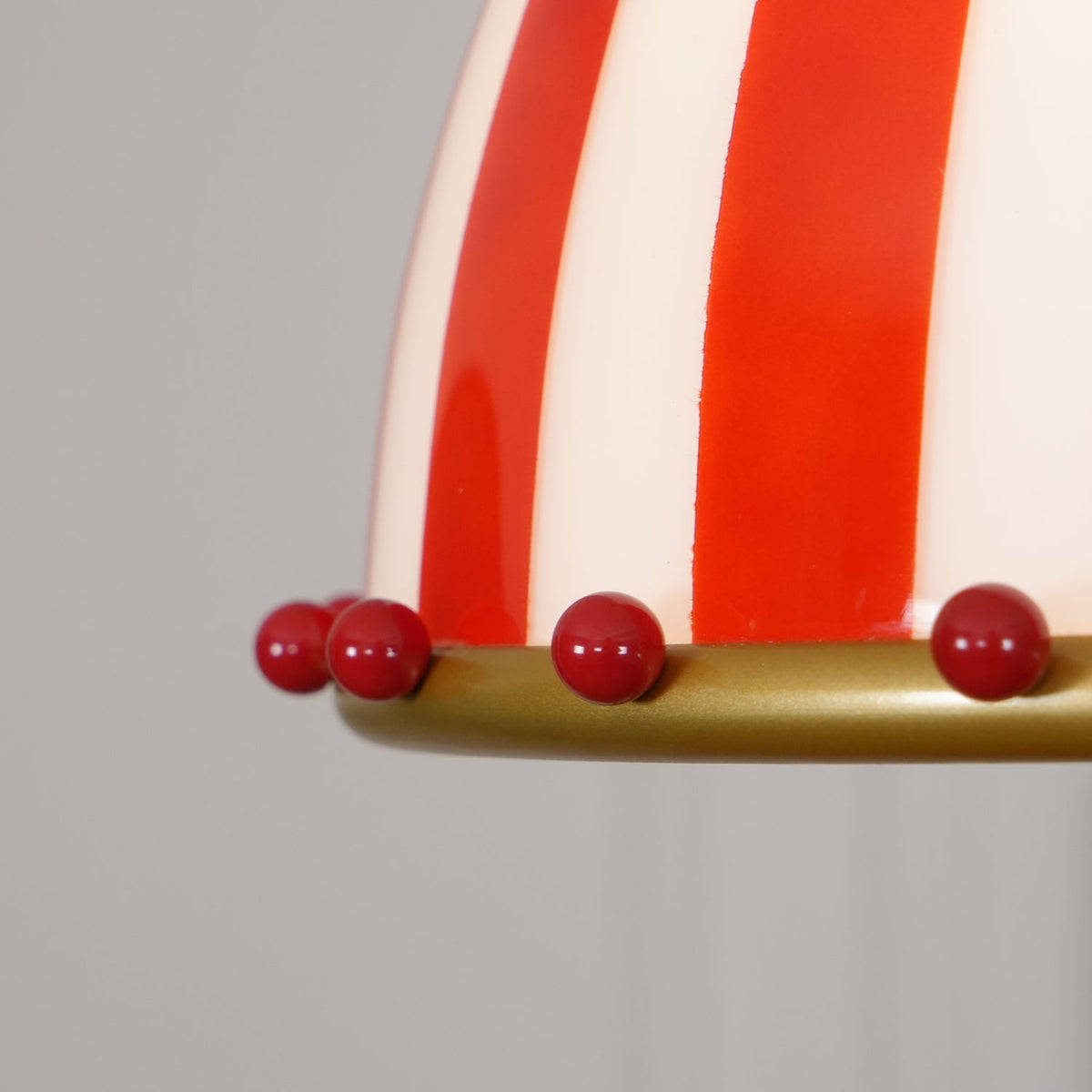 Lampa wisząca ze szkła w czerwono-białe paski