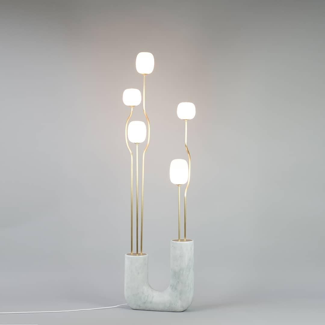 Avenoaya elegancka zewnętrzna lampa stojąca Comet