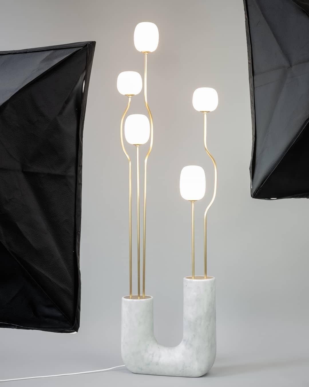 Avenoaya elegancka zewnętrzna lampa stojąca Comet