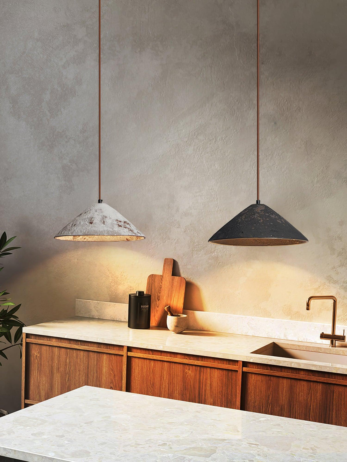 Lampa wisząca Sura z ceramiki w kształcie stożka łączy vintage'owy urok ze stylem minimalistycznym