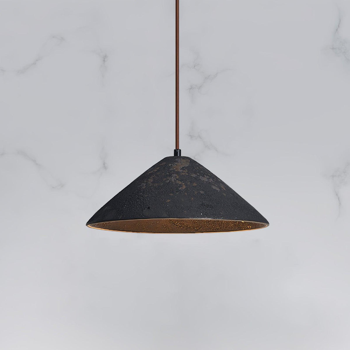Lampa wisząca Sura z ceramiki w kształcie stożka łączy vintage'owy urok ze stylem minimalistycznym