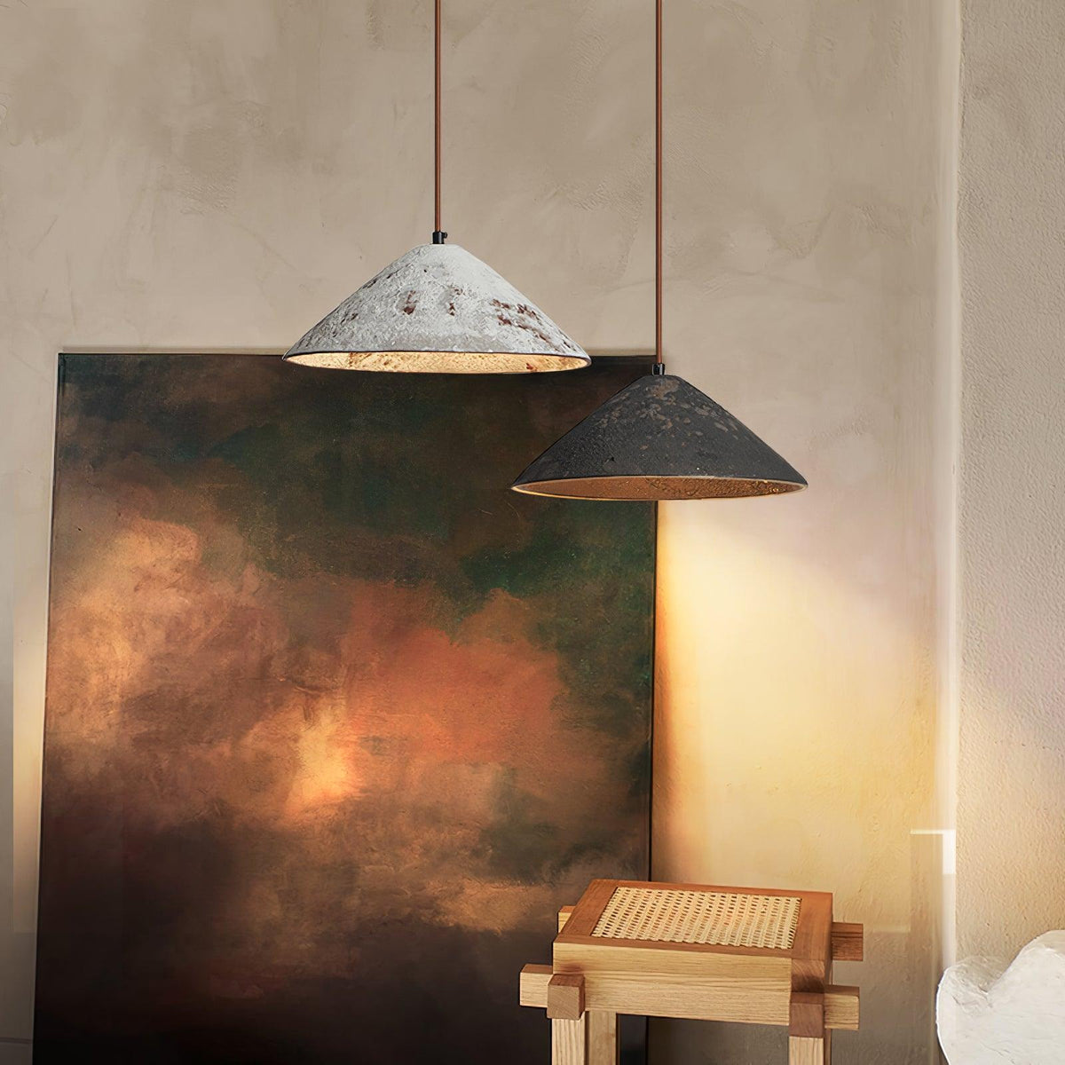 Lampa wisząca Sura z ceramiki w kształcie stożka łączy vintage'owy urok ze stylem minimalistycznym