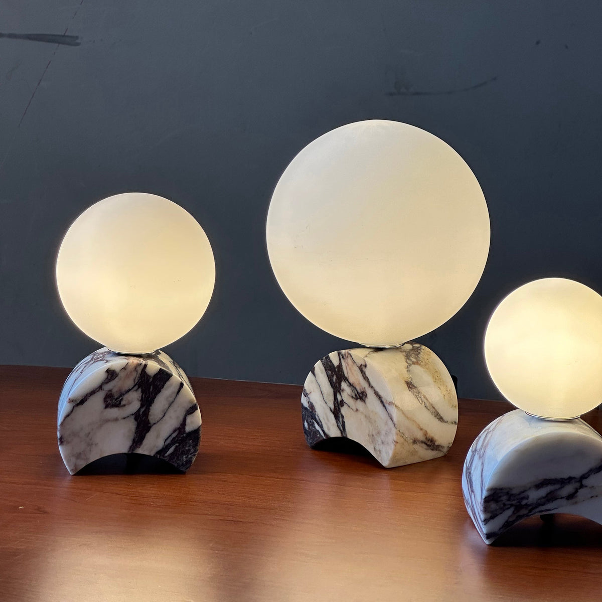 Crescent lampa stołowa z marmuru