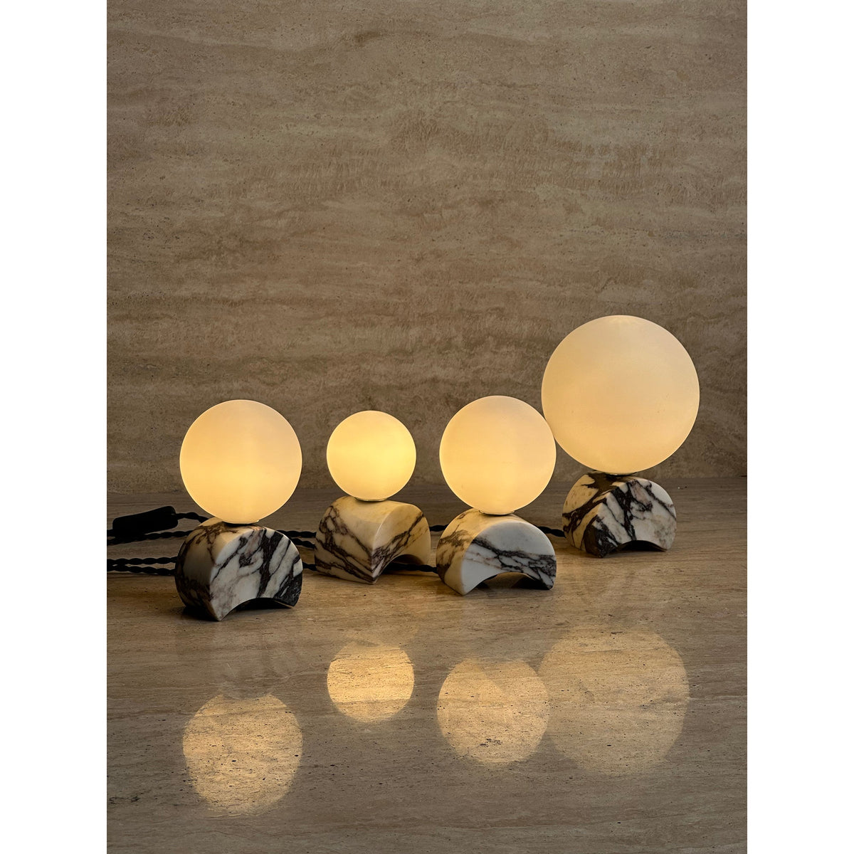 Crescent lampa stołowa z marmuru