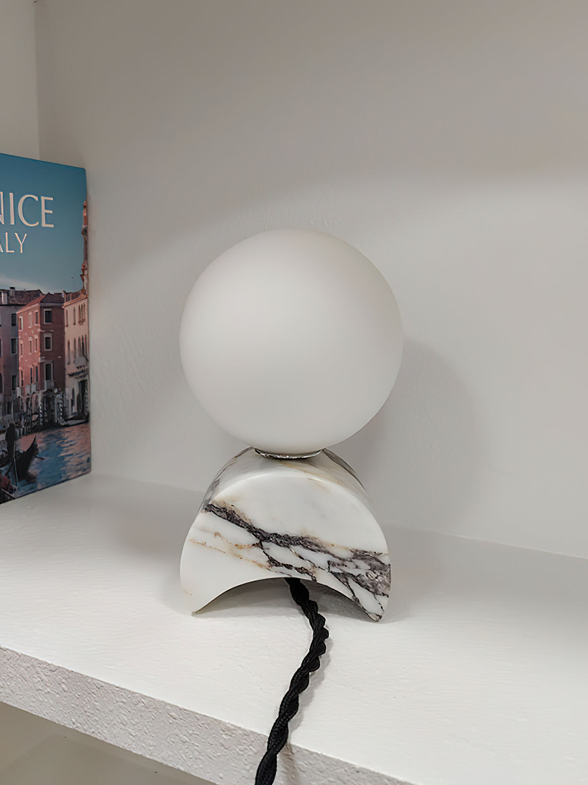 Crescent lampa stołowa z marmuru