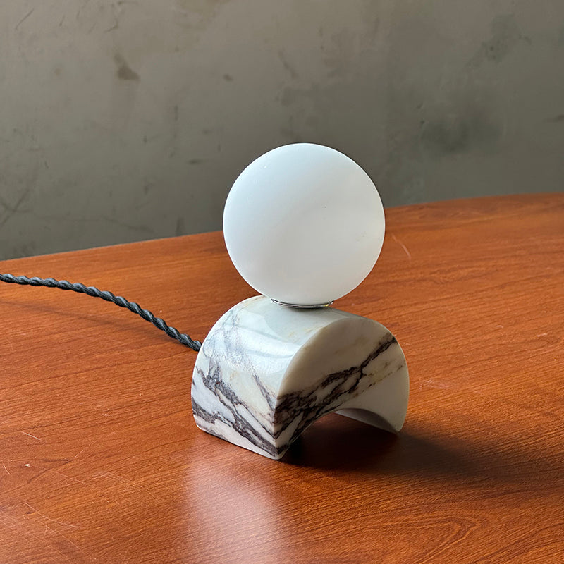 Crescent lampa stołowa z marmuru