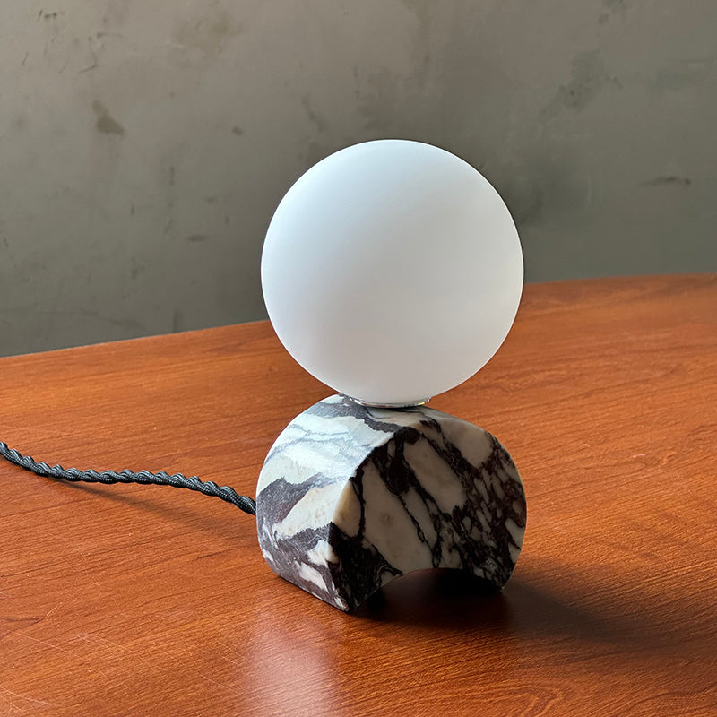 Crescent lampa stołowa z marmuru