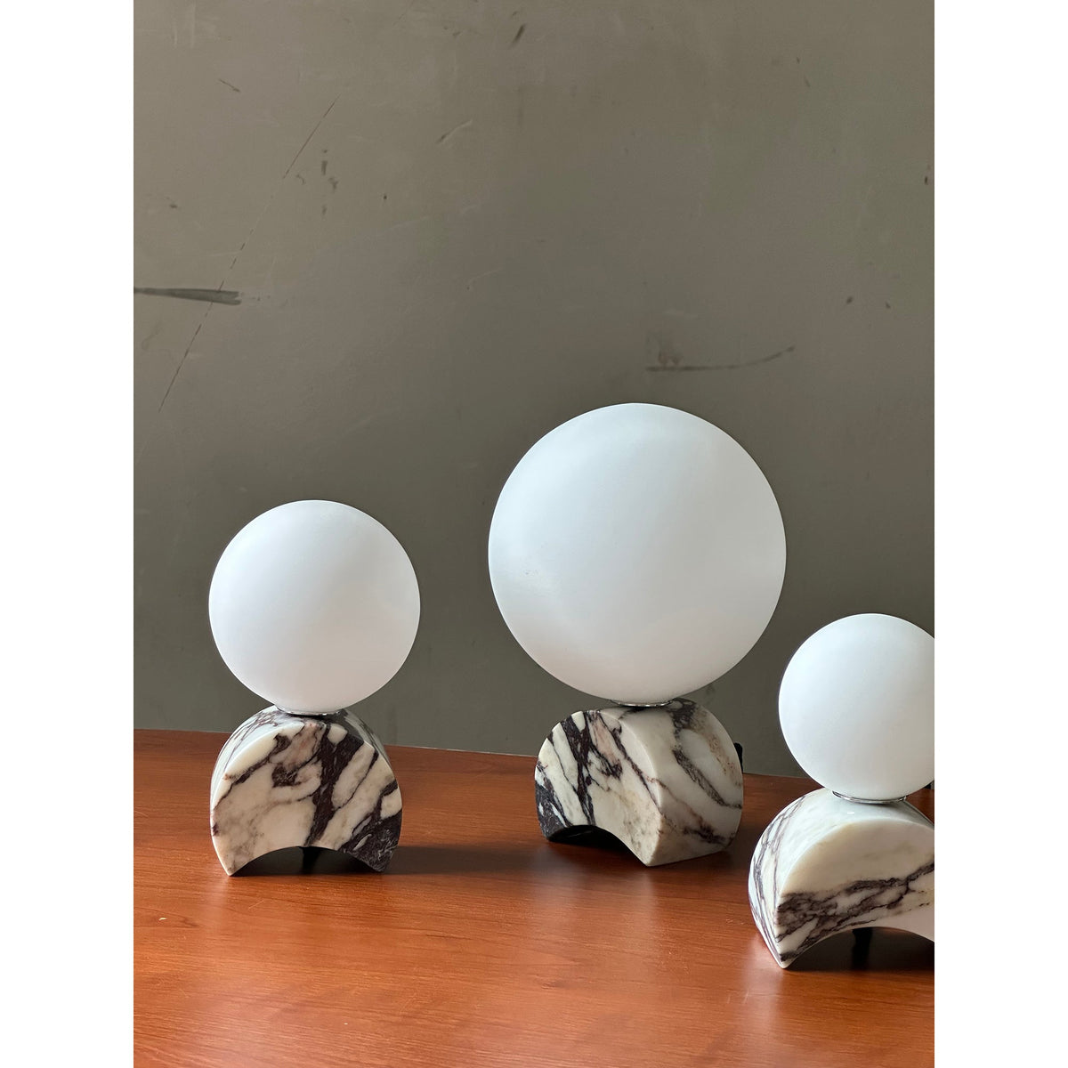 Crescent lampa stołowa z marmuru