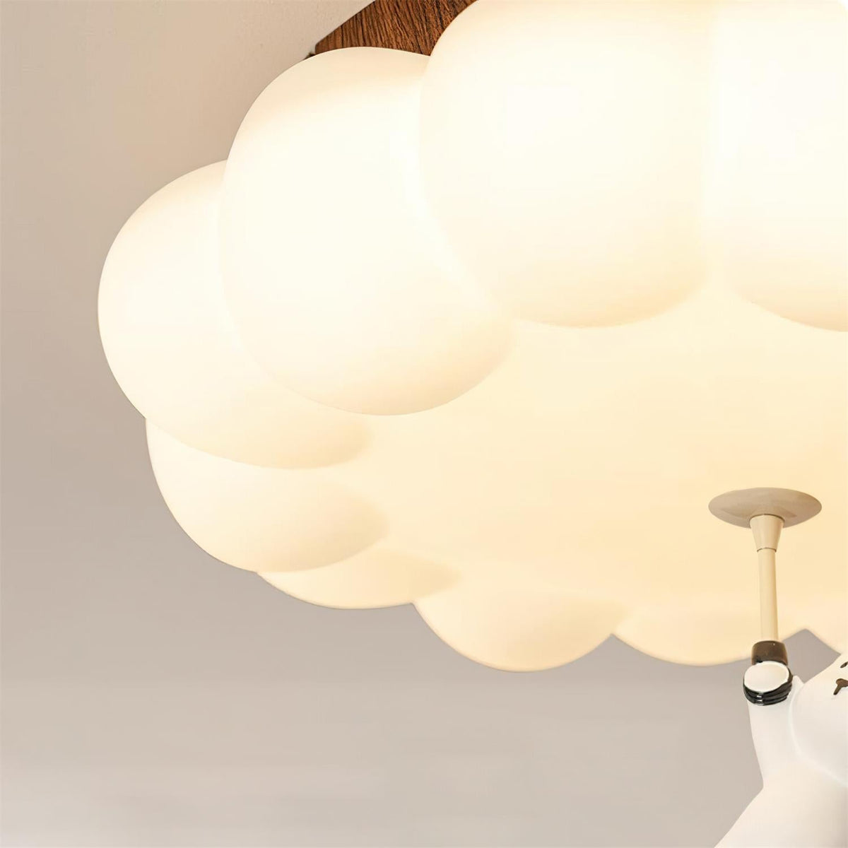 Quen urocza lampa sufitowa w kształcie chmurki z figurką misia