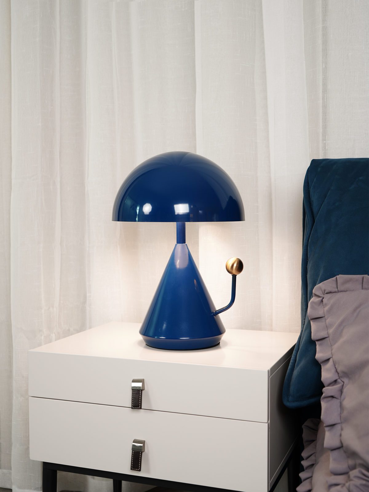 Bella nowoczesna lampa stołowa