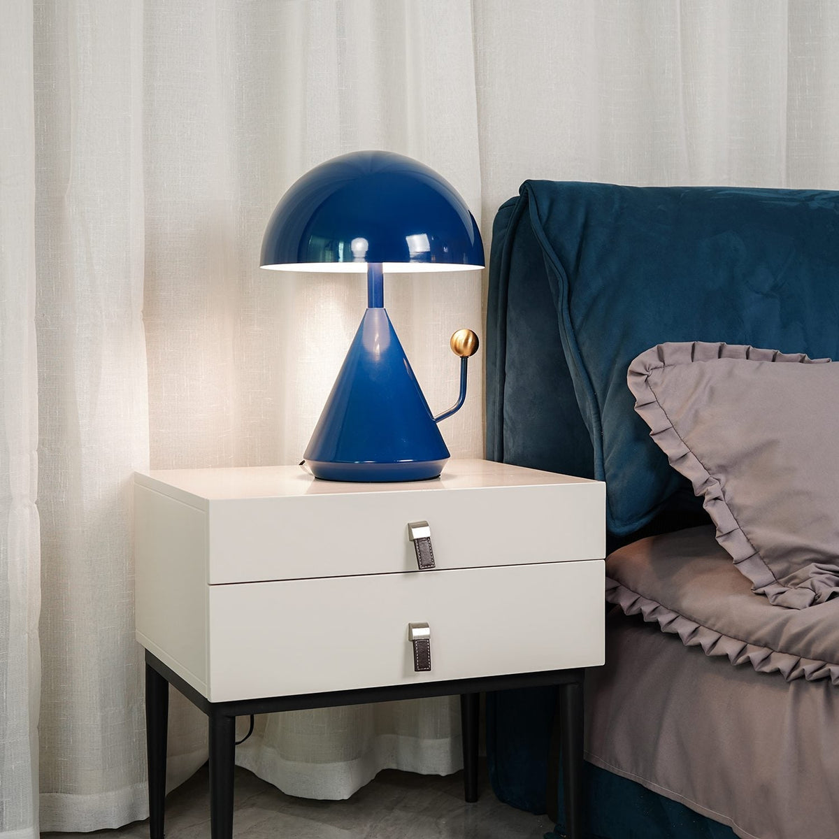 Bella nowoczesna lampa stołowa