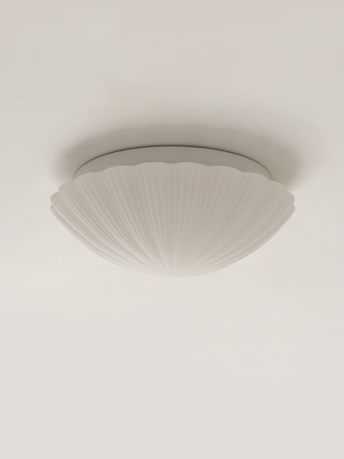Elo lampa sufitowa w kształcie żeberkowanej muszli, elegancka