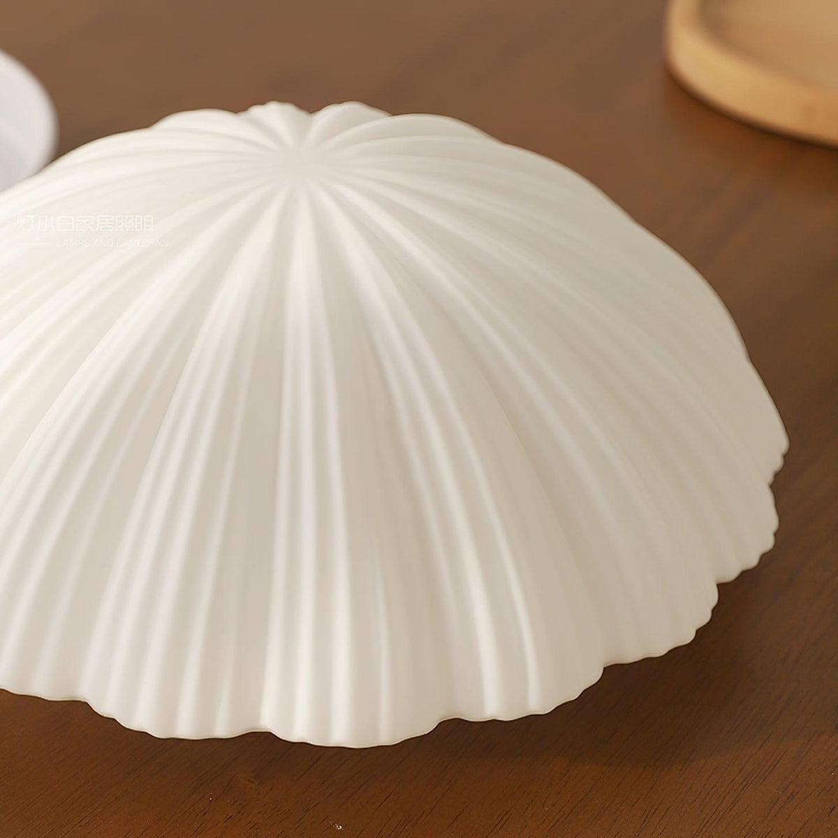 Elo lampa sufitowa w kształcie żeberkowanej muszli, elegancka