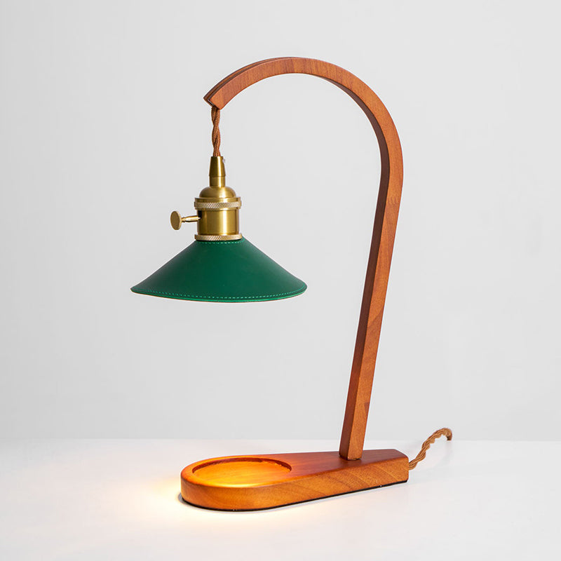 Lampa stołowa Oreliira z drewna orzechowego i kloszem ze skóry w kolorze zielonym