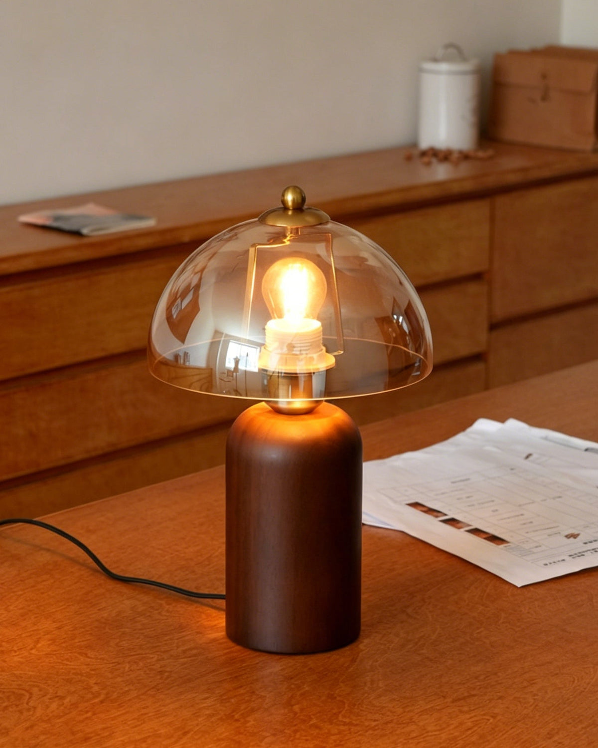 Lampa stołowa Cielum z kloszem ze szkła miodowego i podstawą z drewna orzechowego
