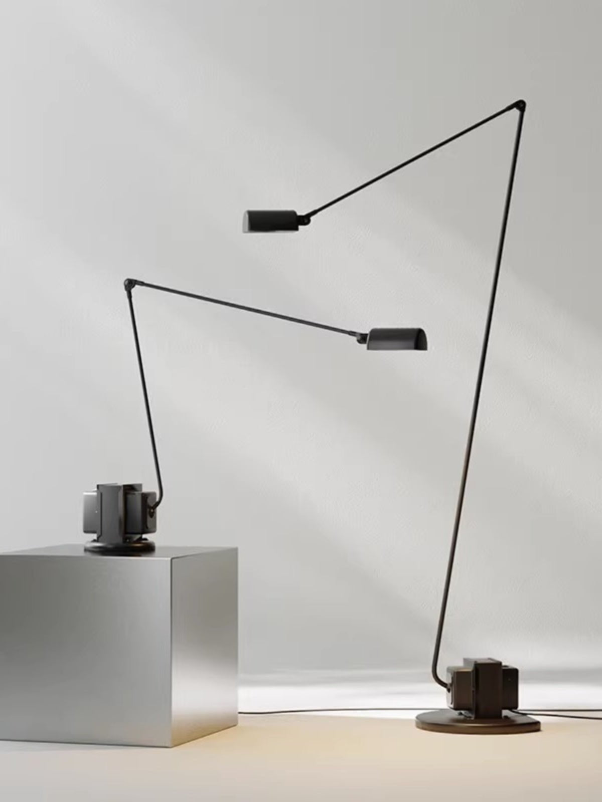Nerilux regulowana lampa stojąca