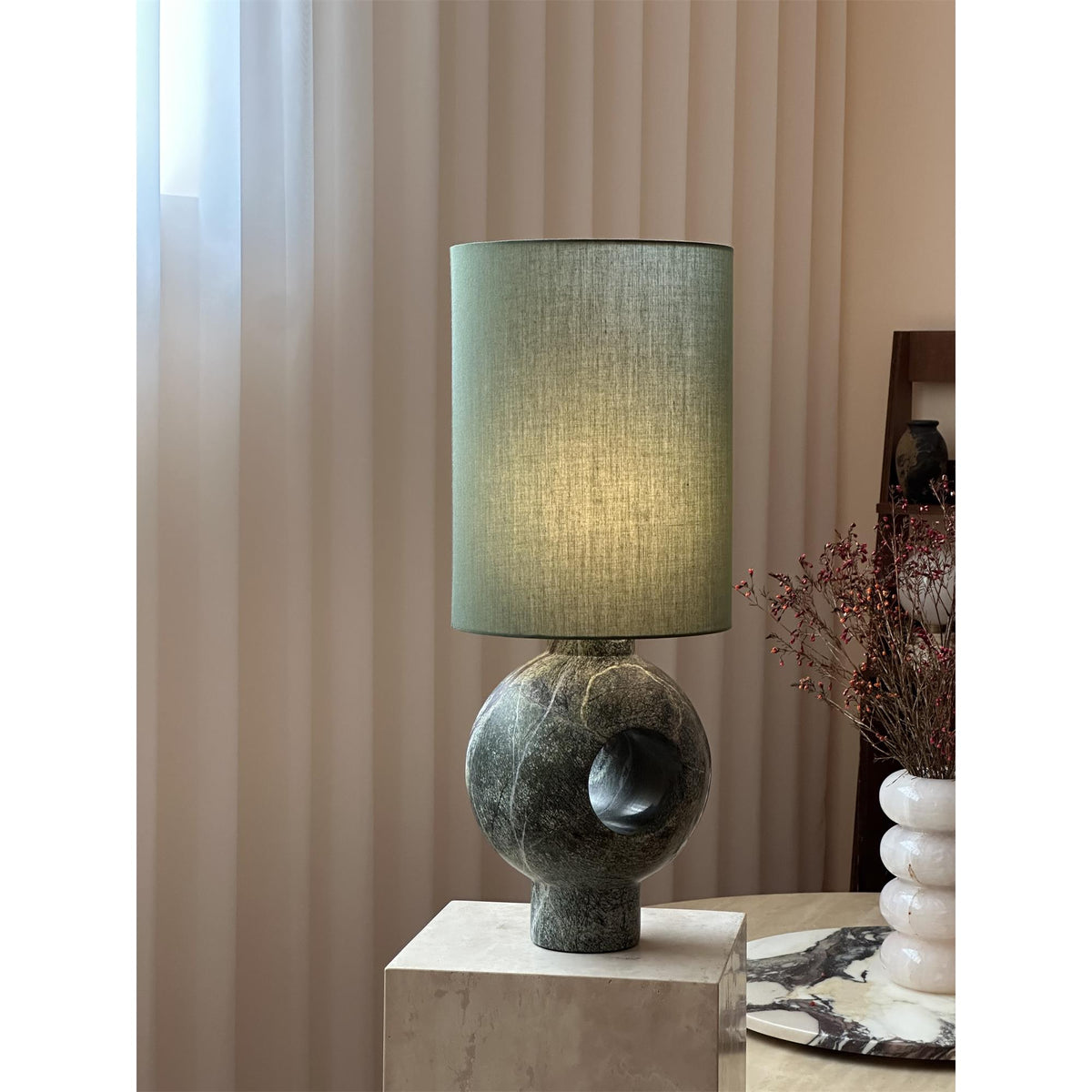 Hollie lampa stołowa z marmuru