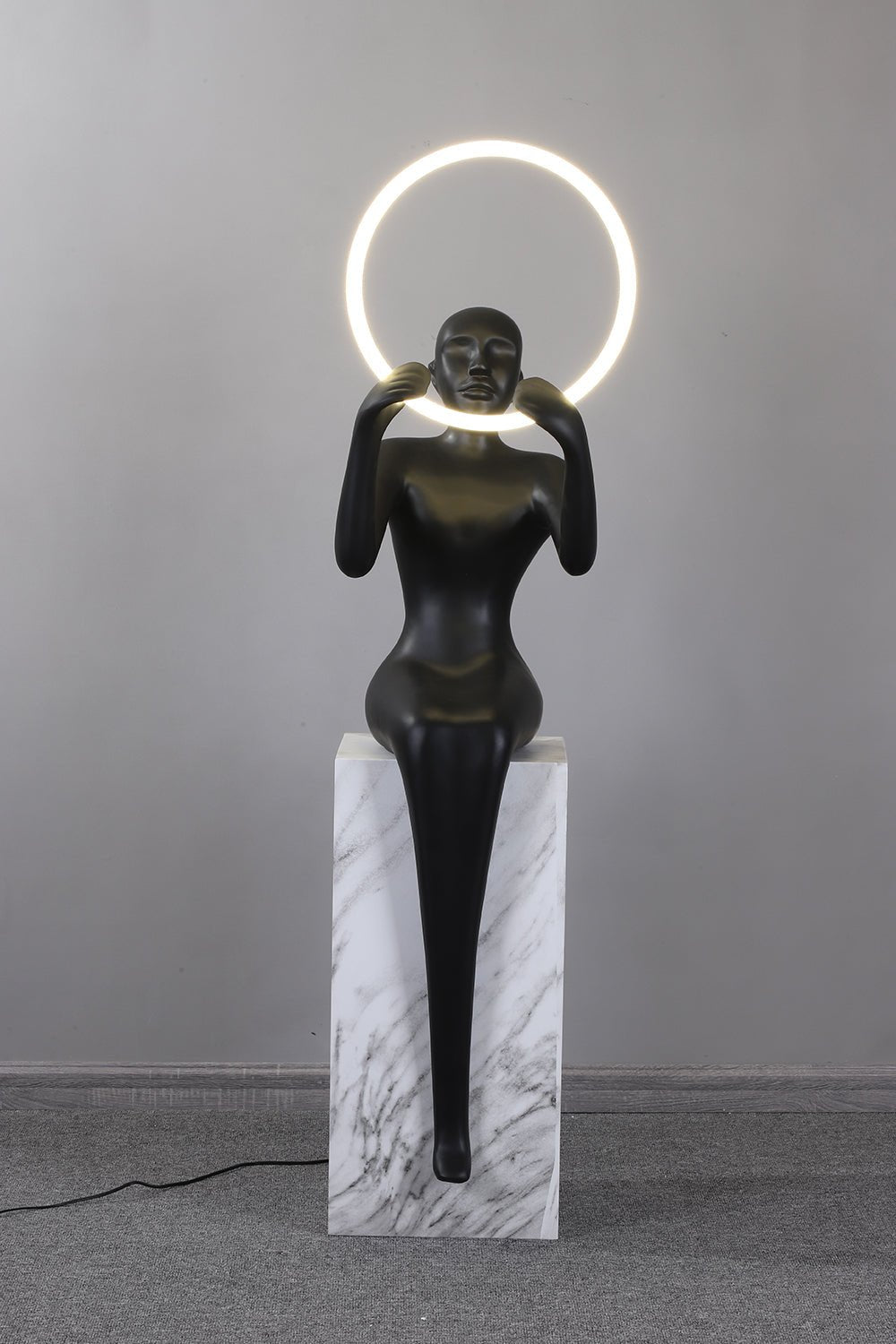 Orelaielle rzeźbiarska lampa stojąca czarna