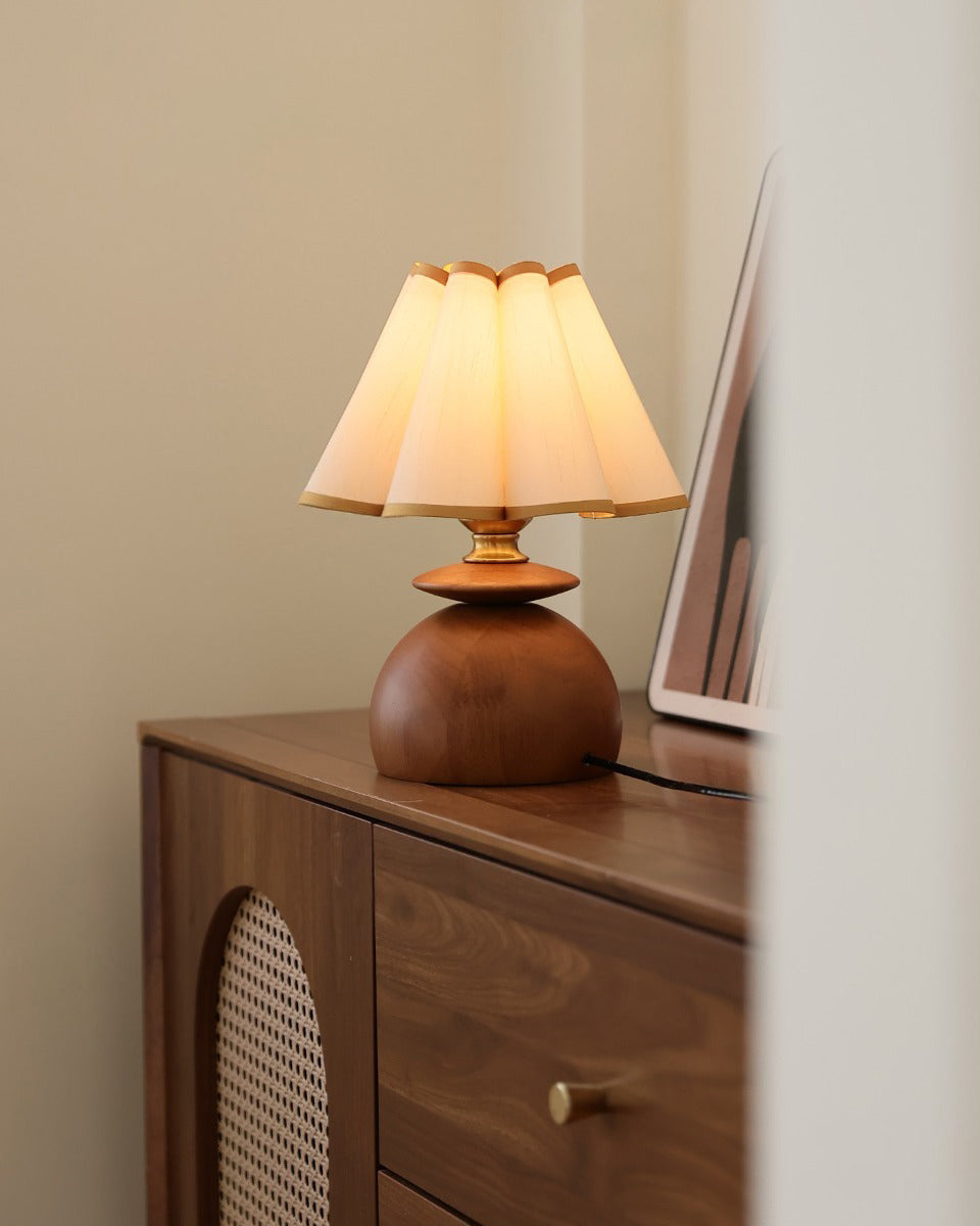 Lampa stołowa Pudge z drewna orzech włoski i fałdowaną tkaniną | Cielum