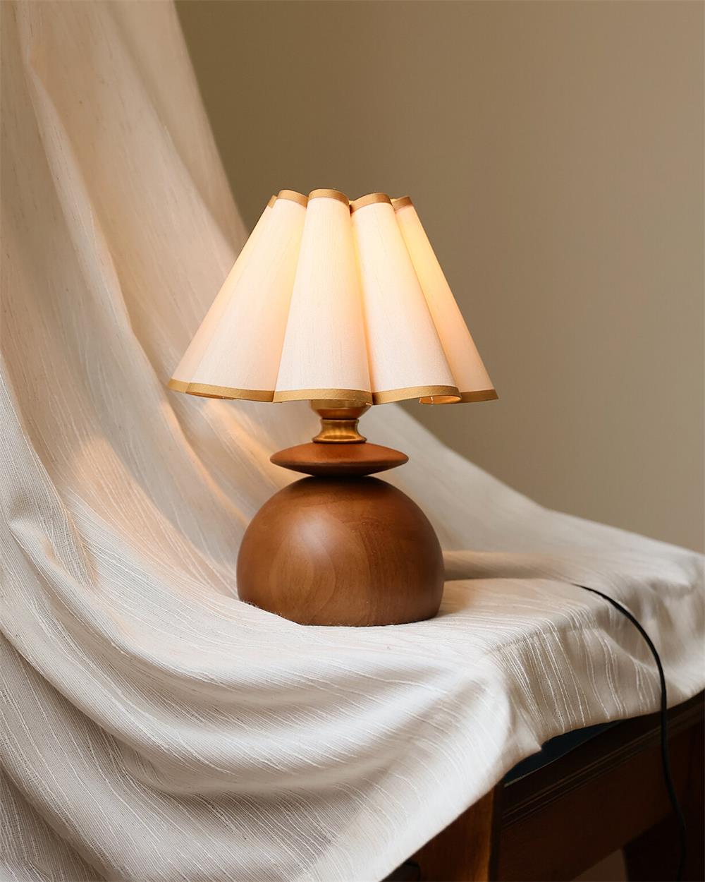 Lampa stołowa Pudge z drewna orzech włoski i fałdowaną tkaniną | Cielum