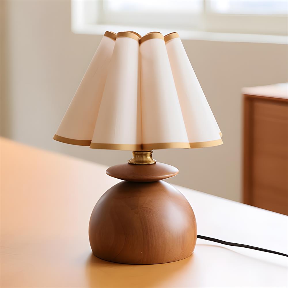 Lampa stołowa Pudge z drewna orzech włoski i fałdowaną tkaniną | Cielum