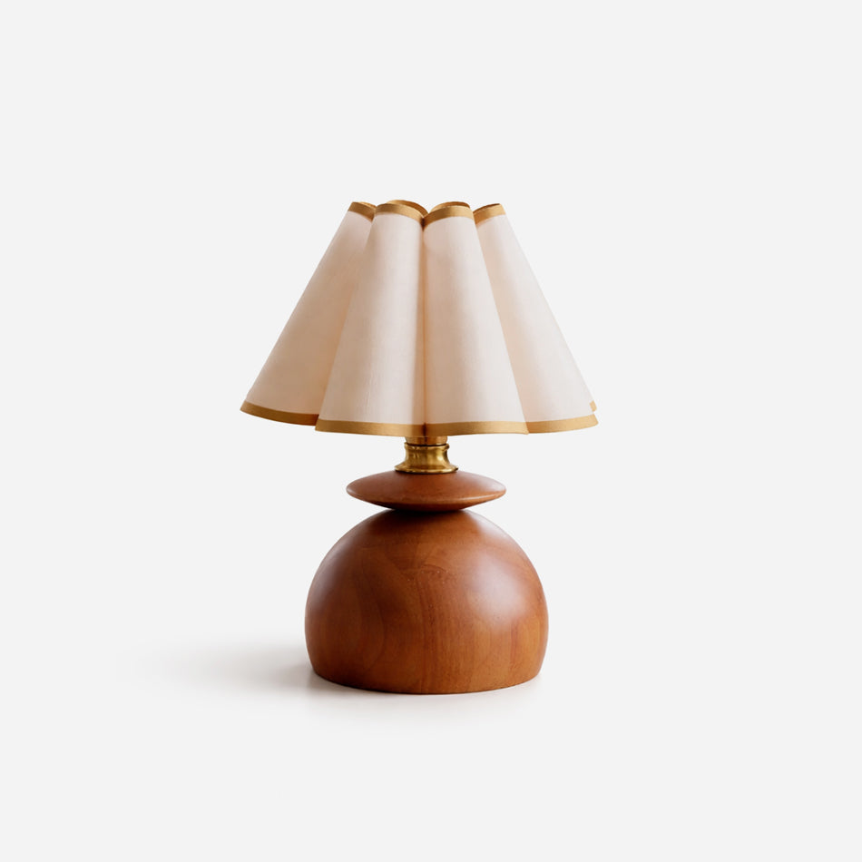 Lampa stołowa Pudge z drewna orzech włoski i fałdowaną tkaniną | Cielum
