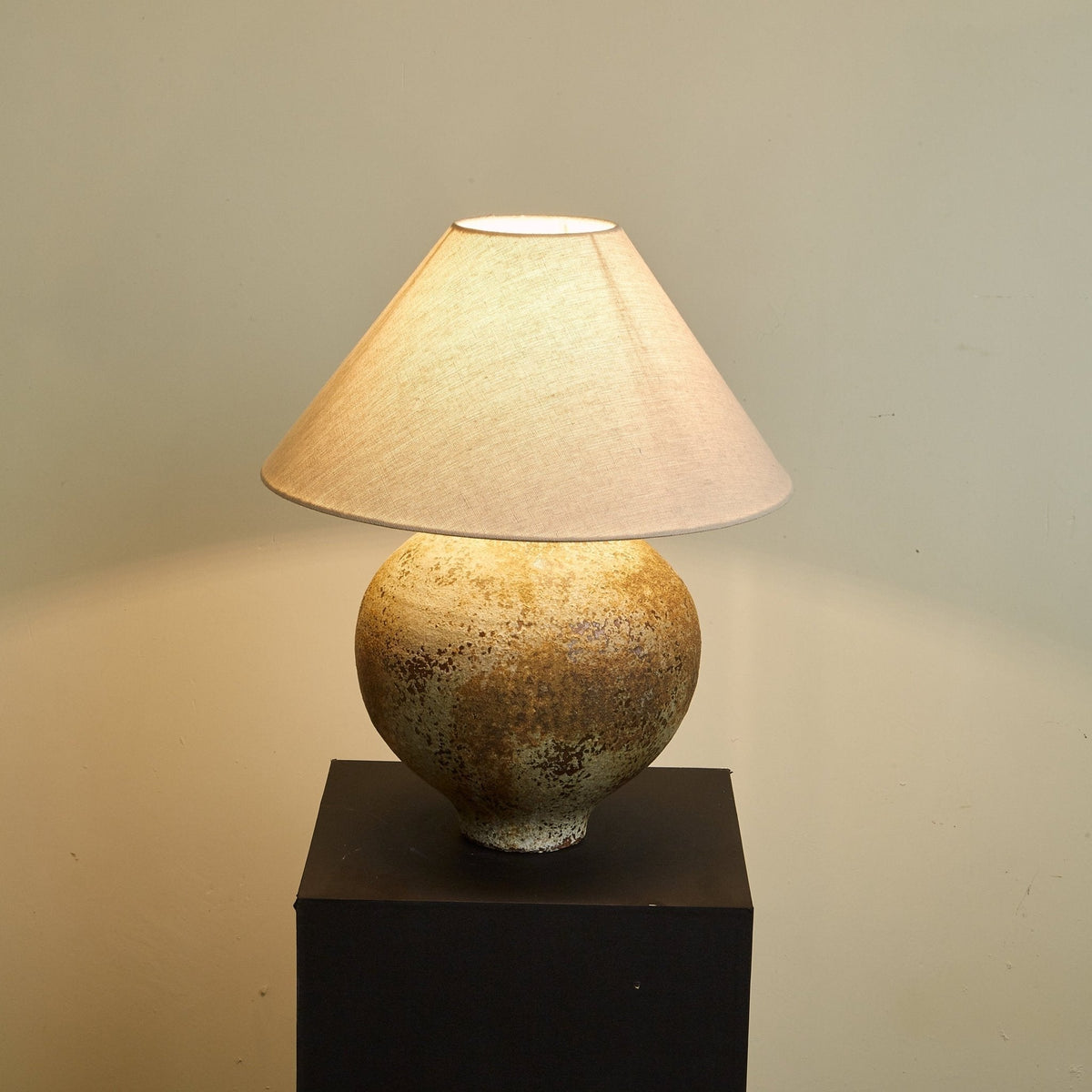 Lirys nowoczesna lampa stołowa z ceramiki